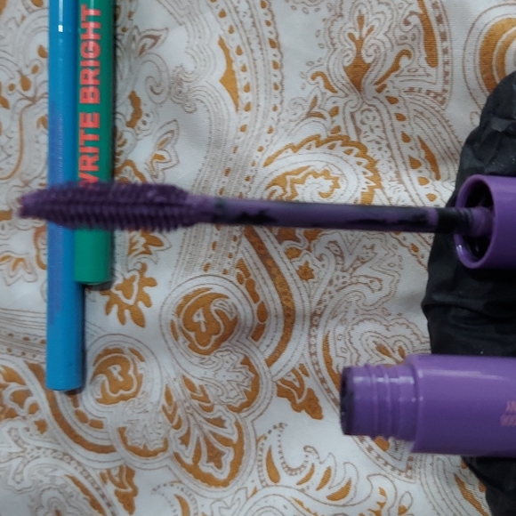 Lot of makeup - Picture 10 of 14